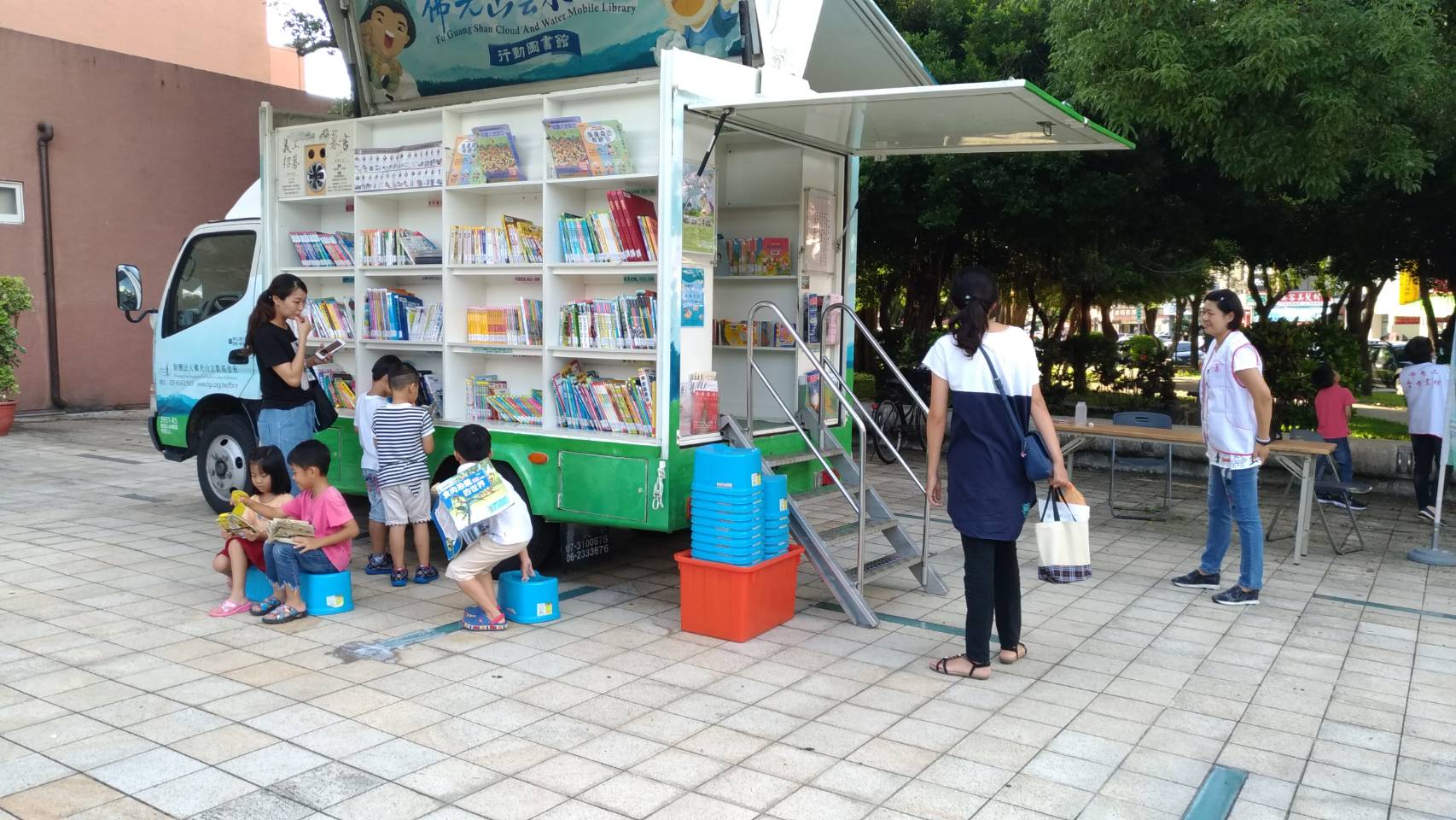 雲書坊行動圖書館閱書活動 佛光山南台別院